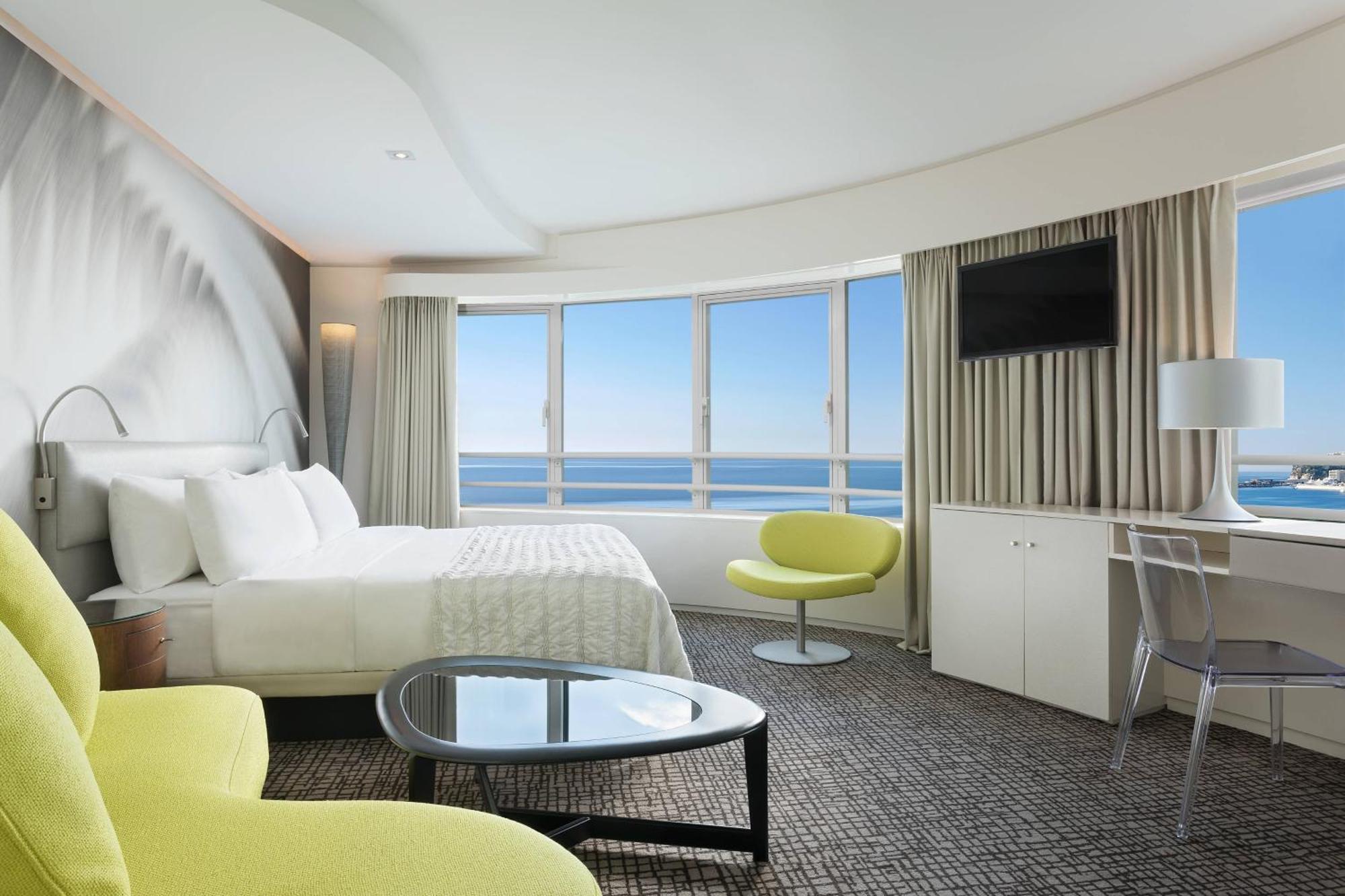 Designkamer met 1 Kingsize Bed - Uitzicht op Zee - Crystal Towers